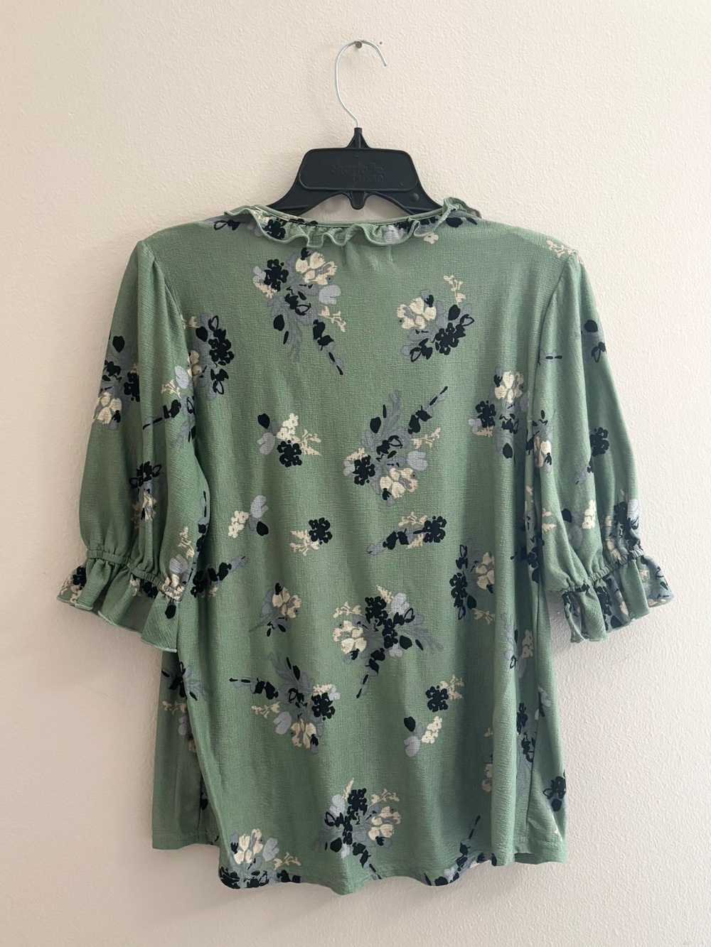 5/$15 🩷 MELLODAY Sage Green Floral Ruffle V-Neck Blouse - Picture 5 of 5